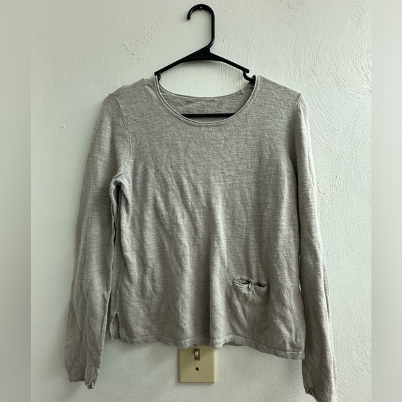 Gray women’s top - Picture 1 of 3